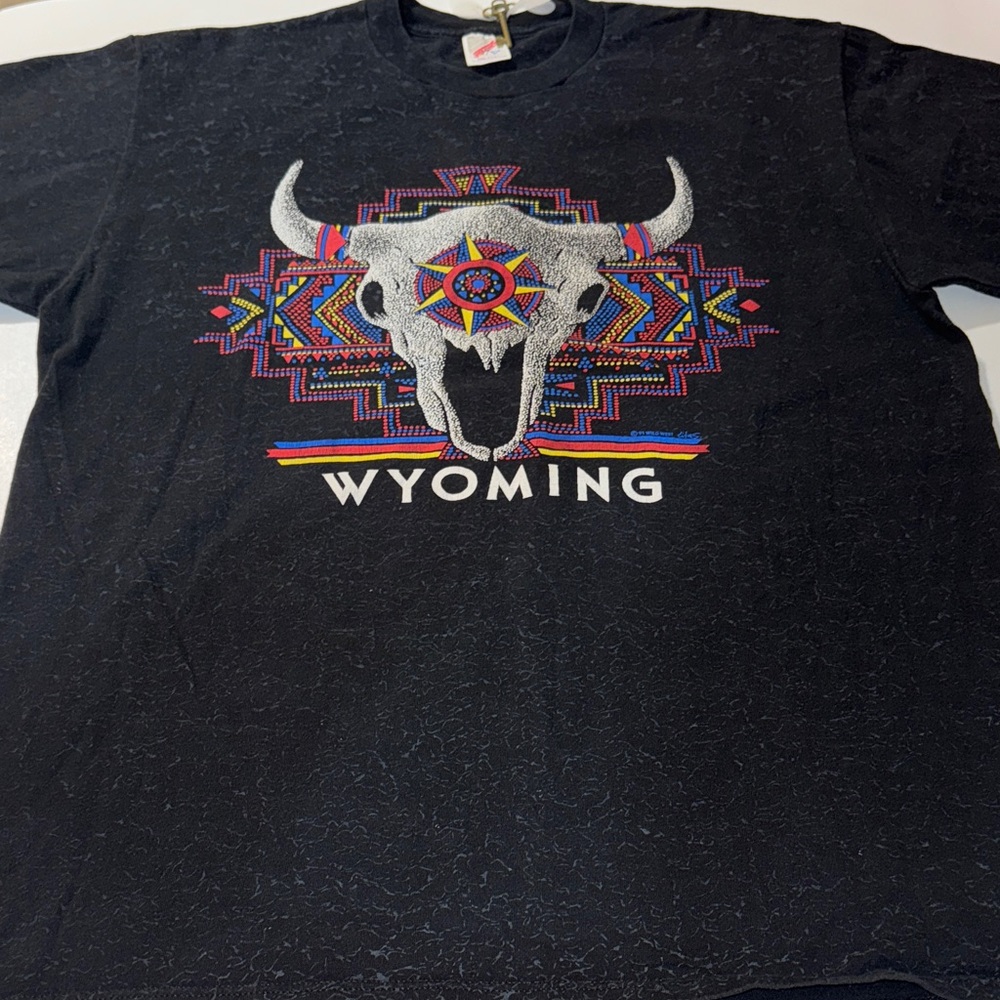 90s Black w/ Crackling background Wyoming‎ Aztec Western Design Vintage T-Shirt